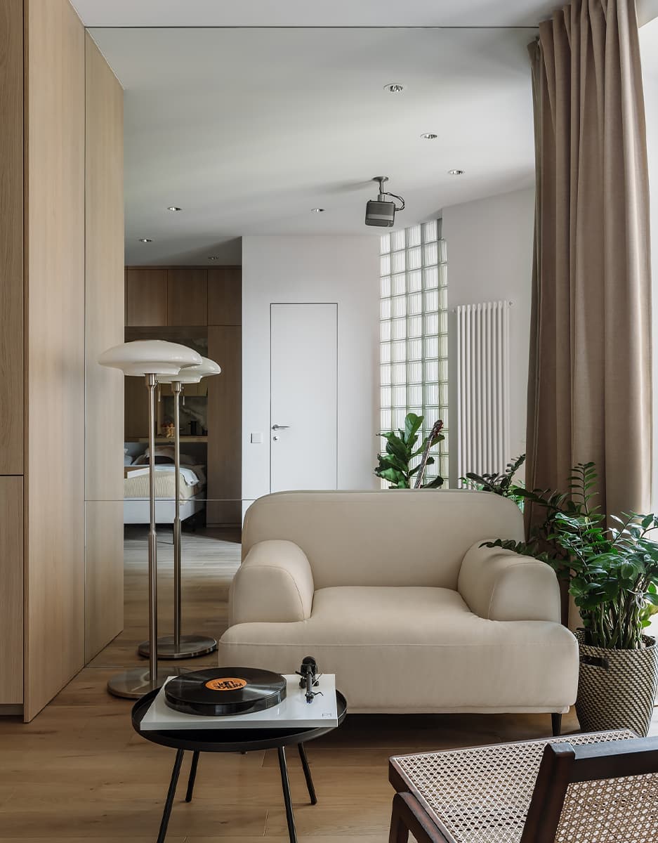 Светлый интерьер пятиугольных апартаментов с зеркалами и стеклоблоками – проект Полины Евдокимовой