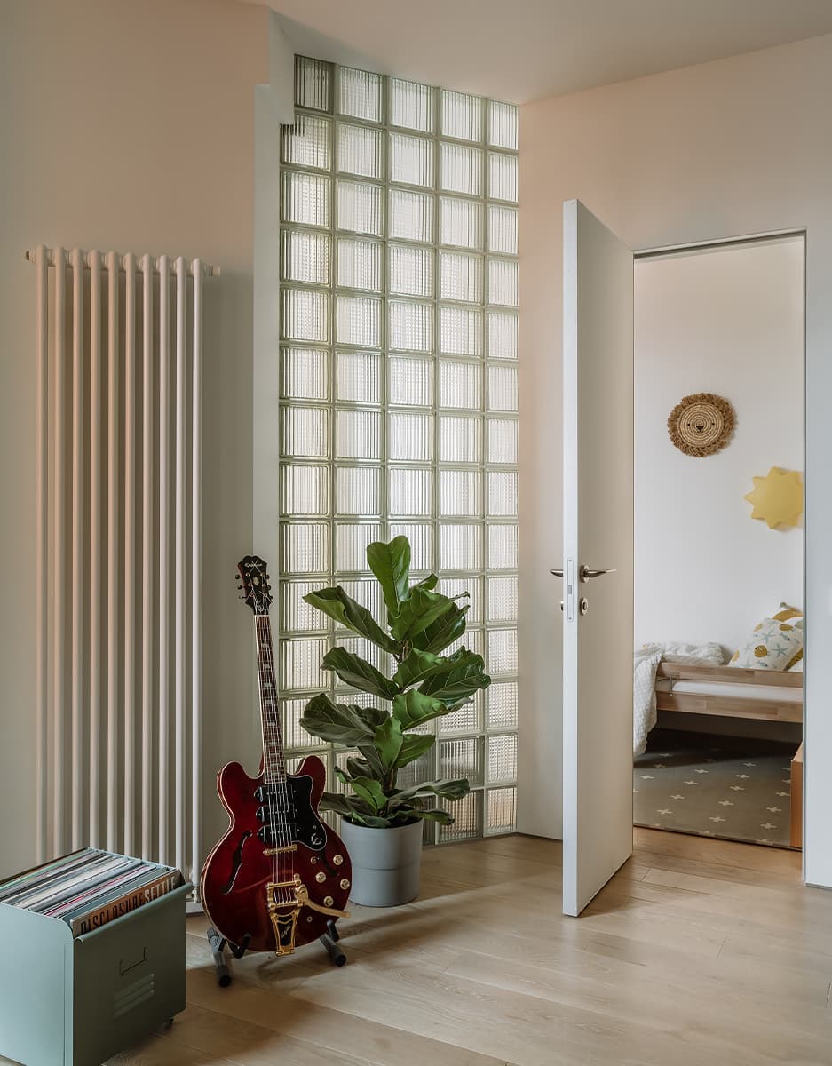 Светлый интерьер пятиугольных апартаментов с зеркалами и стеклоблоками – проект Полины Евдокимовой