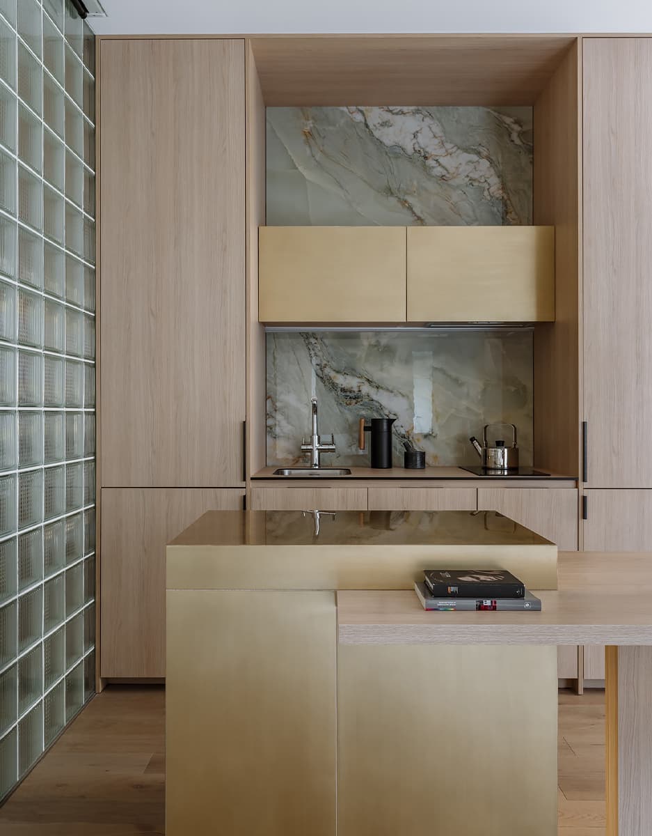 Светлый интерьер пятиугольных апартаментов с зеркалами и стеклоблоками – проект Полины Евдокимовой