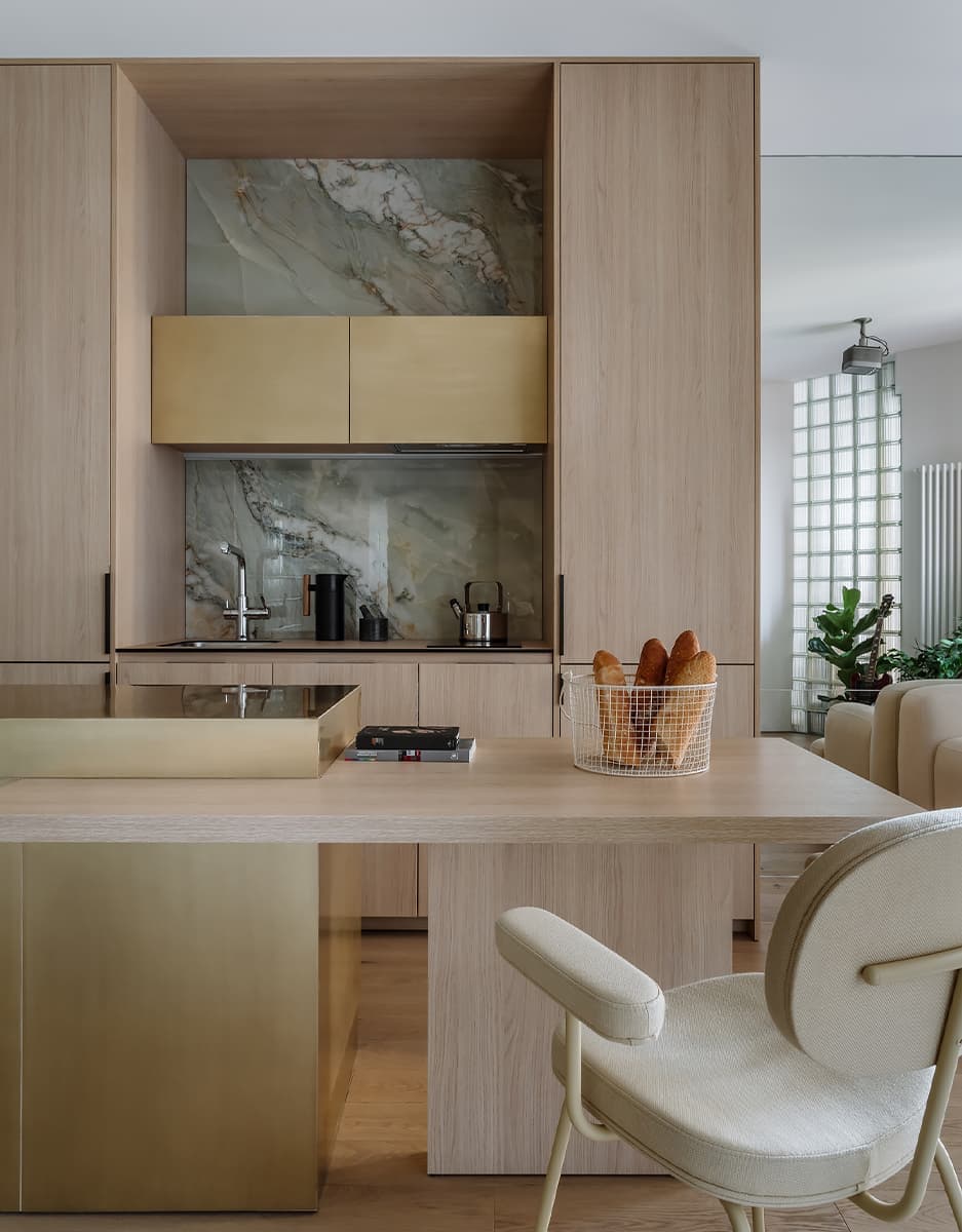 Светлый интерьер пятиугольных апартаментов с зеркалами и стеклоблоками – проект Полины Евдокимовой