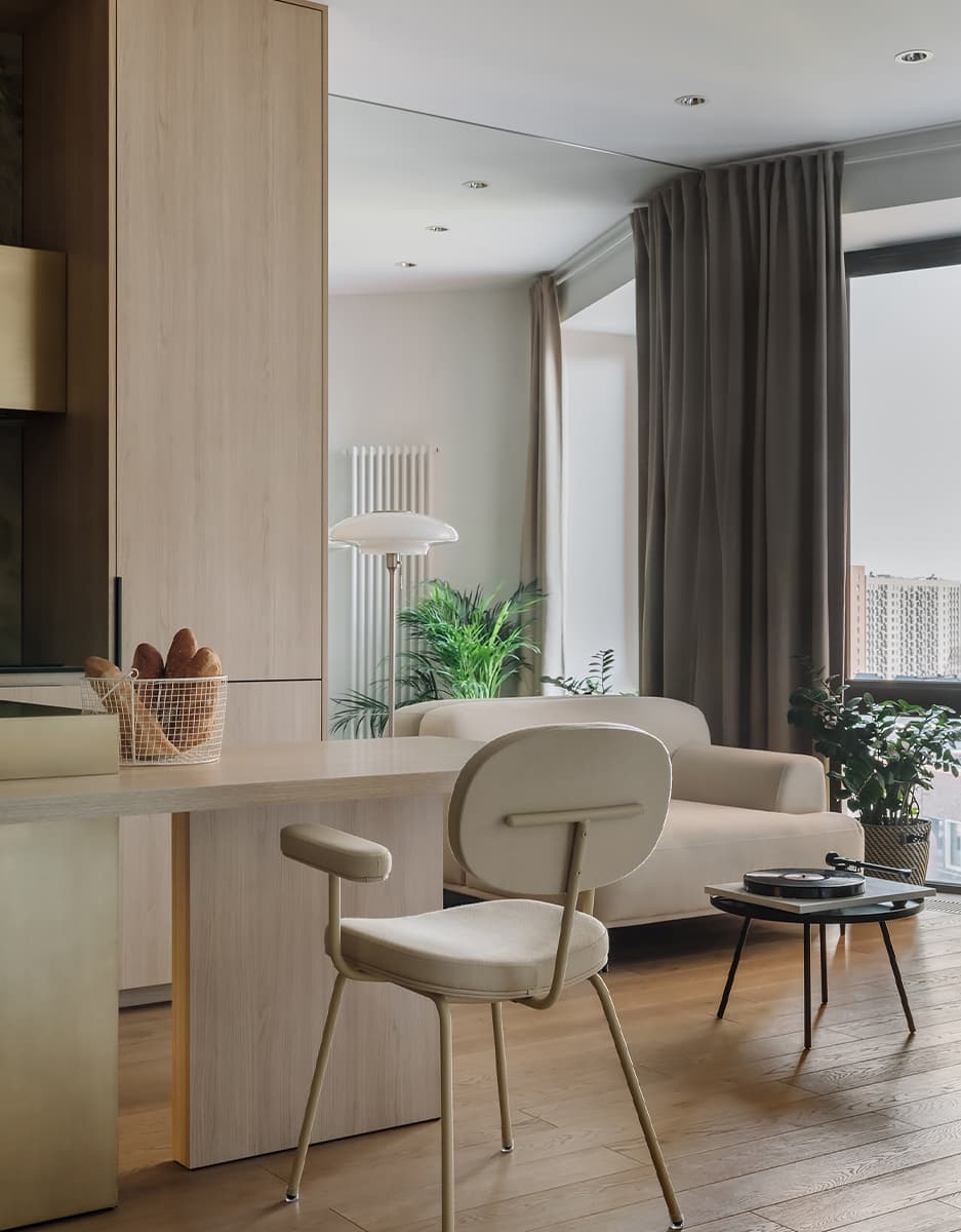 Светлый интерьер пятиугольных апартаментов с зеркалами и стеклоблоками – проект Полины Евдокимовой