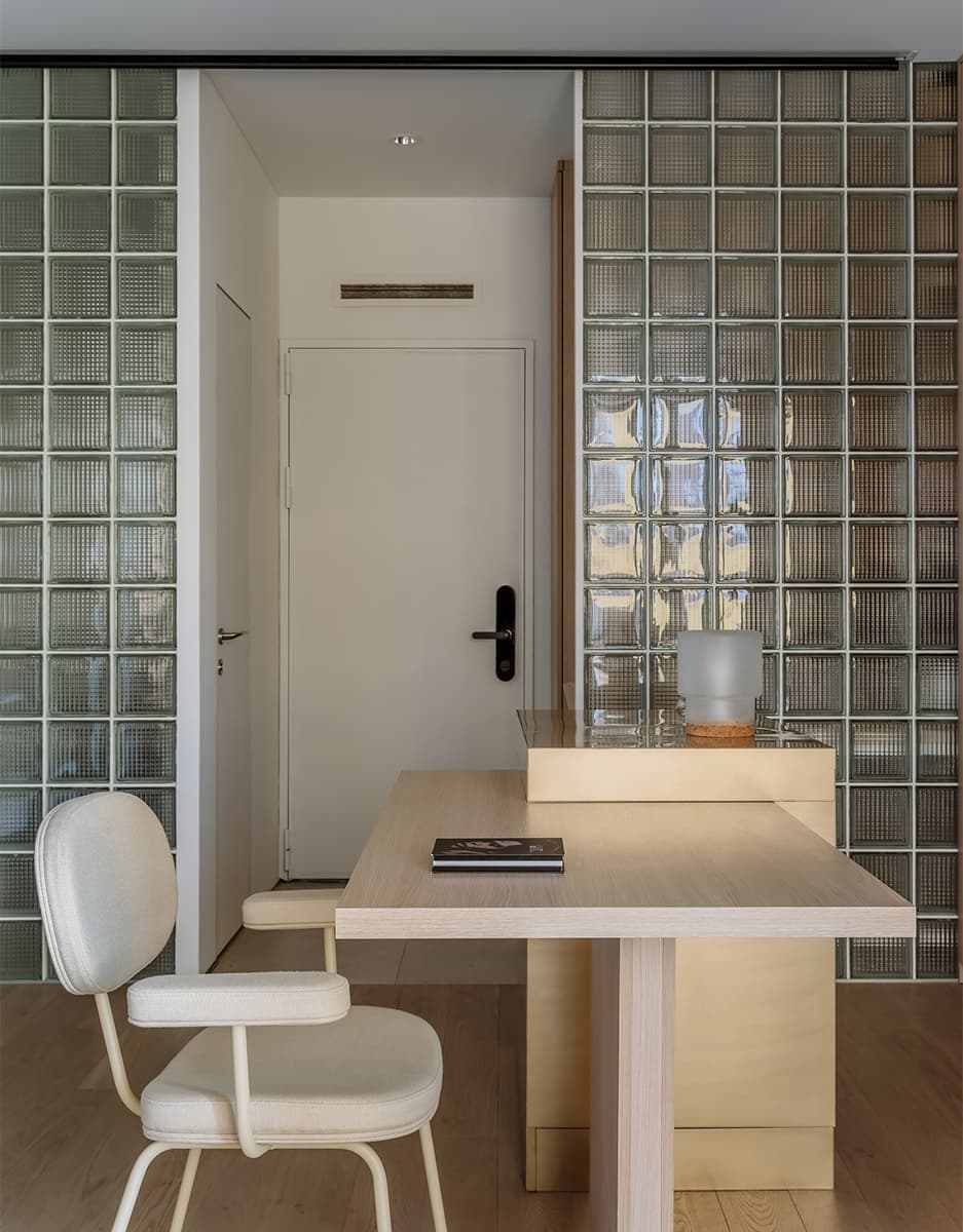 Светлый интерьер пятиугольных апартаментов с зеркалами и стеклоблоками – проект Полины Евдокимовой