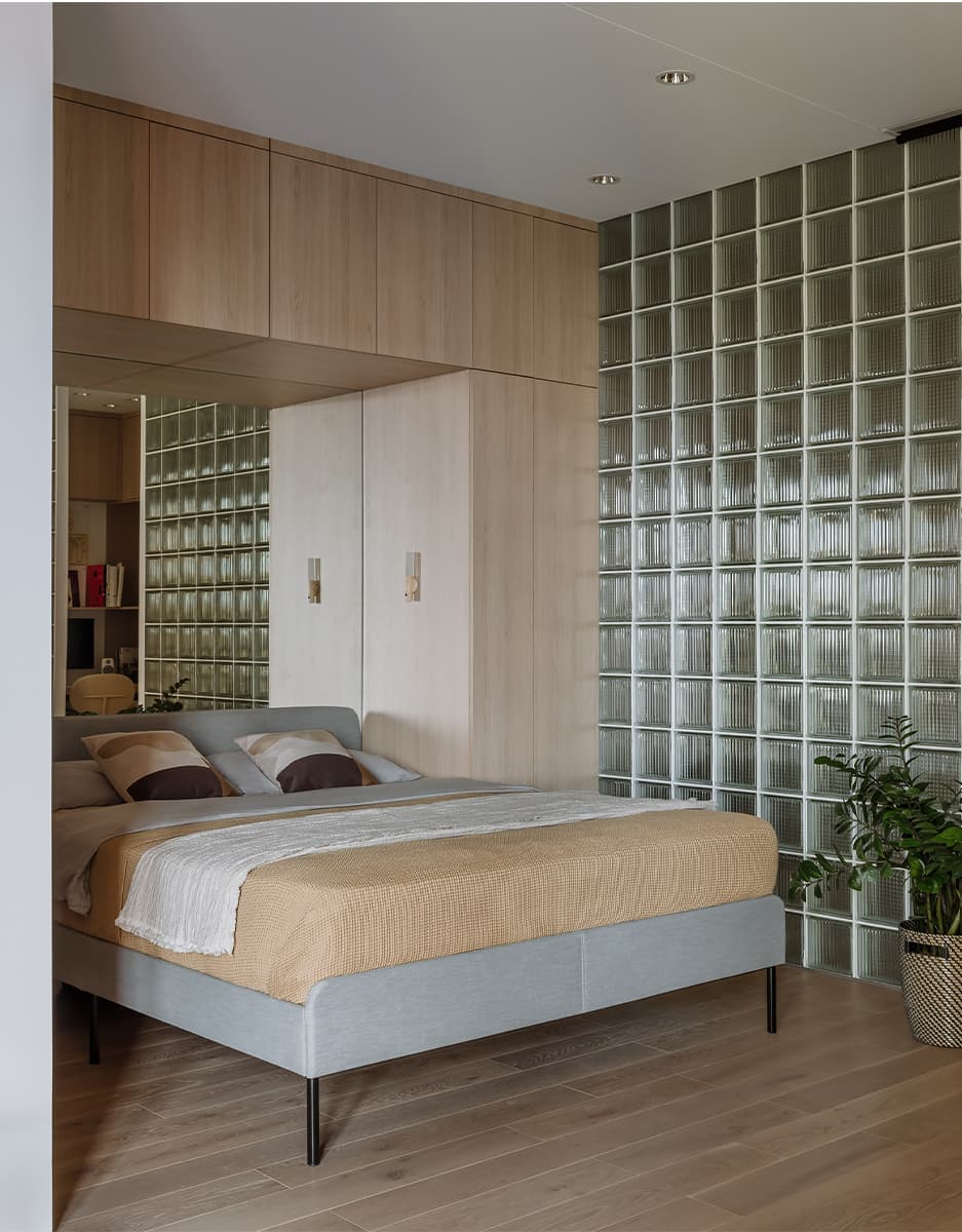 Светлый интерьер пятиугольных апартаментов с зеркалами и стеклоблоками – проект Полины Евдокимовой