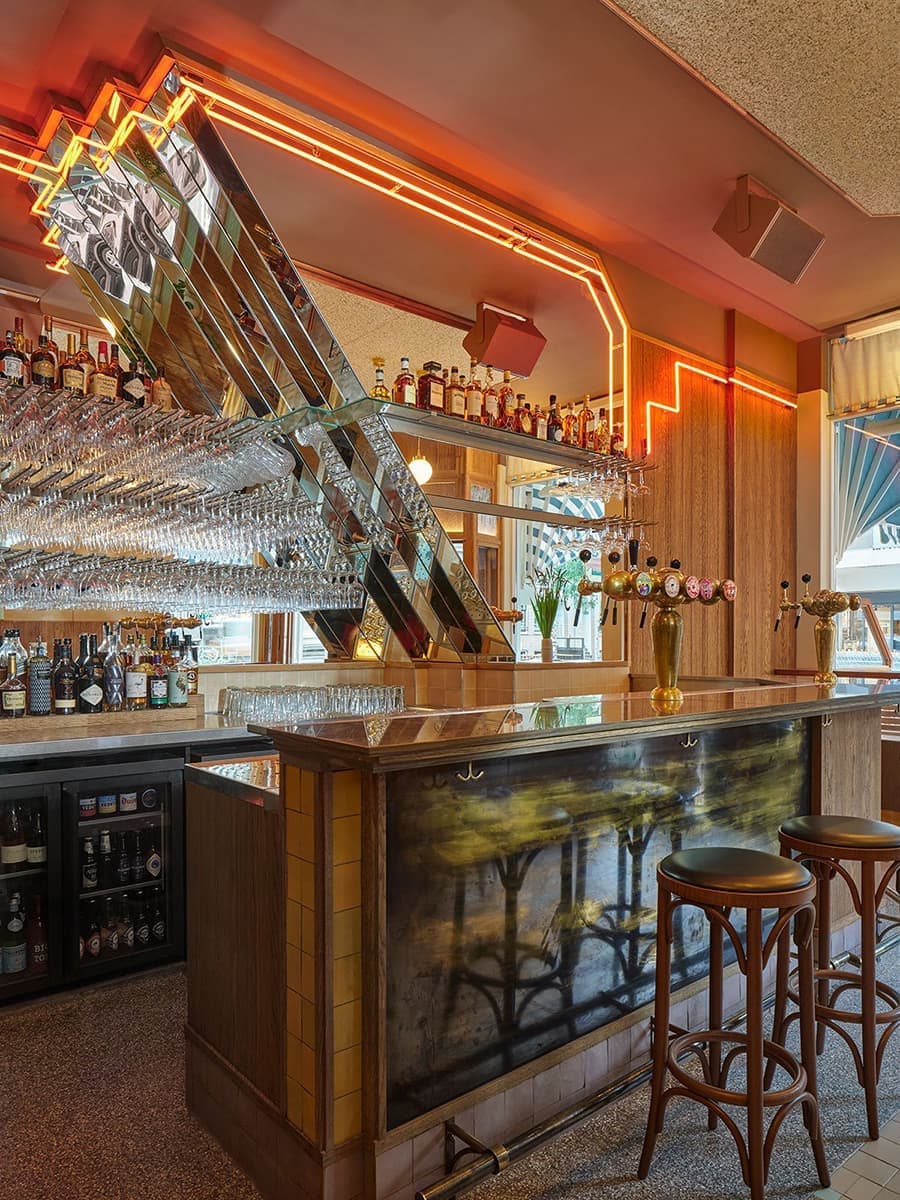 Ностальгический интерьер амстердамского бара — проект Studio Modijefsky