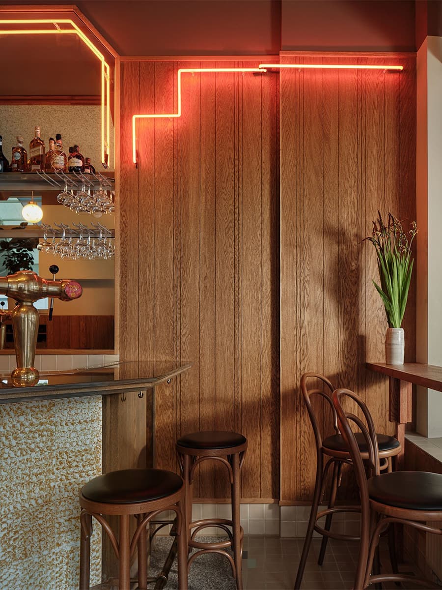 Ностальгический интерьер амстердамского бара — проект Studio Modijefsky