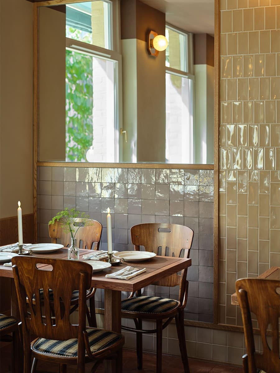 Ностальгический интерьер амстердамского бара — проект Studio Modijefsky