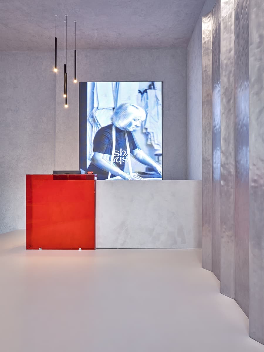 Футуристичный интерьер шоурума женской одежды – проект студии Bilbao Design