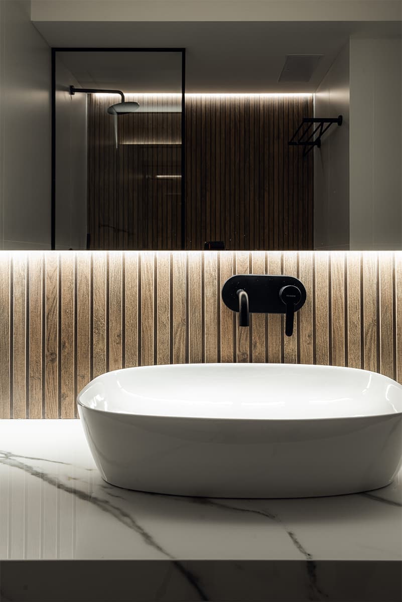 Акцентный керамогранит, дерево и современное искусство в интерьере квартиры — проект студии дизайна «Красный квадрат»