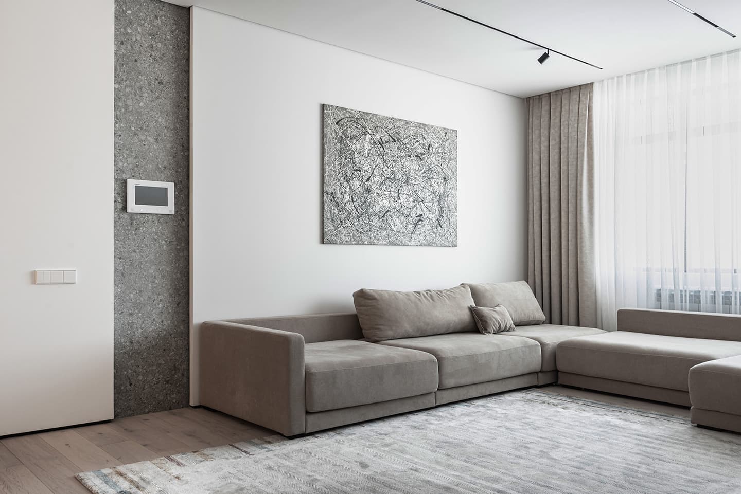 Акцентный керамогранит, дерево и современное искусство в интерьере квартиры — проект студии дизайна «Красный квадрат»