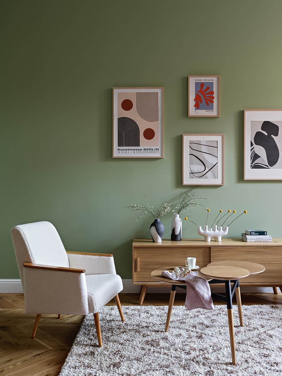 Расслабленный интерьер квартиры с винтажными люстрами и мебелью из фанеры — проект Анастасии Заркуа