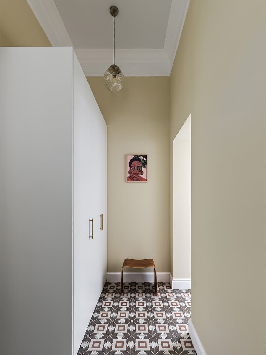 Расслабленный интерьер квартиры с винтажными люстрами и мебелью из фанеры — проект Анастасии Заркуа