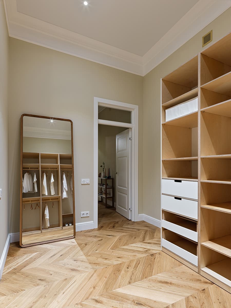 Расслабленный интерьер квартиры с винтажными люстрами и мебелью из фанеры — проект Анастасии Заркуа