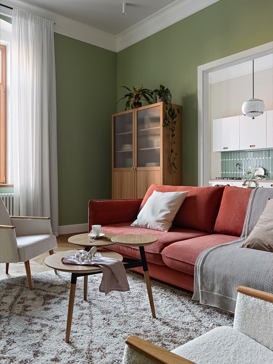 Расслабленный интерьер квартиры с винтажными люстрами и мебелью из фанеры — проект Анастасии Заркуа