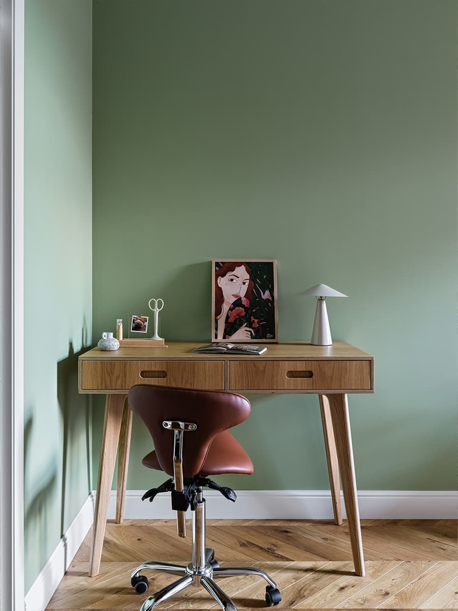 Расслабленный интерьер квартиры с винтажными люстрами и мебелью из фанеры — проект Анастасии Заркуа