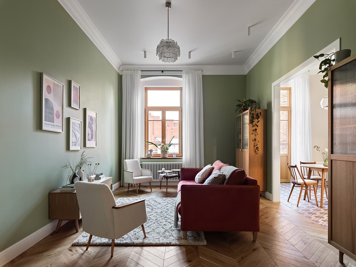 Расслабленный интерьер квартиры с винтажными люстрами и мебелью из фанеры — проект Анастасии Заркуа