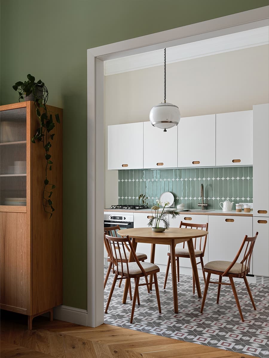 Расслабленный интерьер квартиры с винтажными люстрами и мебелью из фанеры — проект Анастасии Заркуа