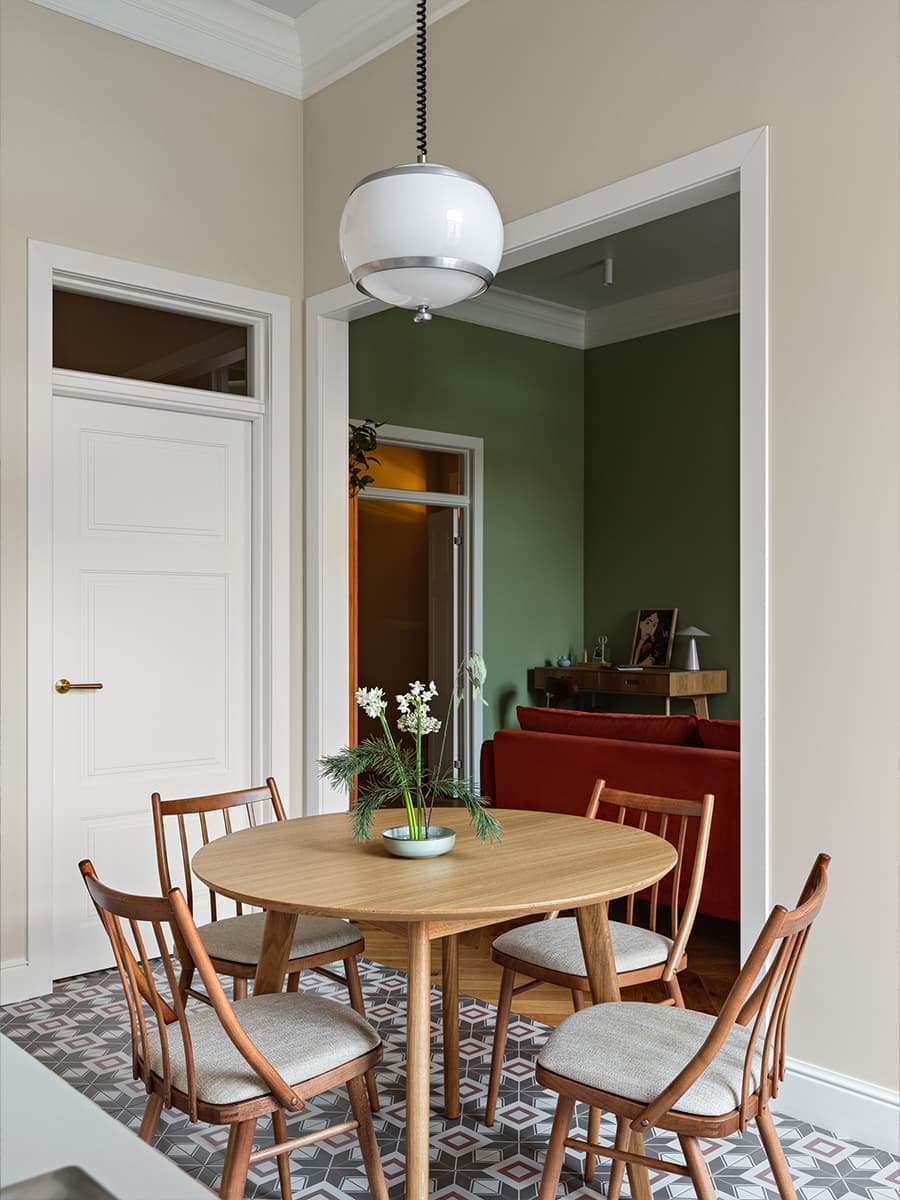 Расслабленный интерьер квартиры с винтажными люстрами и мебелью из фанеры — проект Анастасии Заркуа