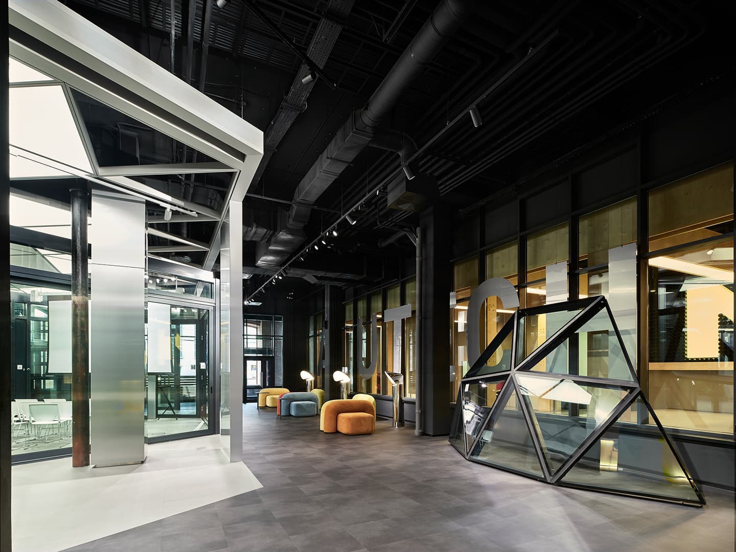 Строгая геометрия, стекло и алюминиевые детали в интерьере современного офиса — проект студии VOX Architects