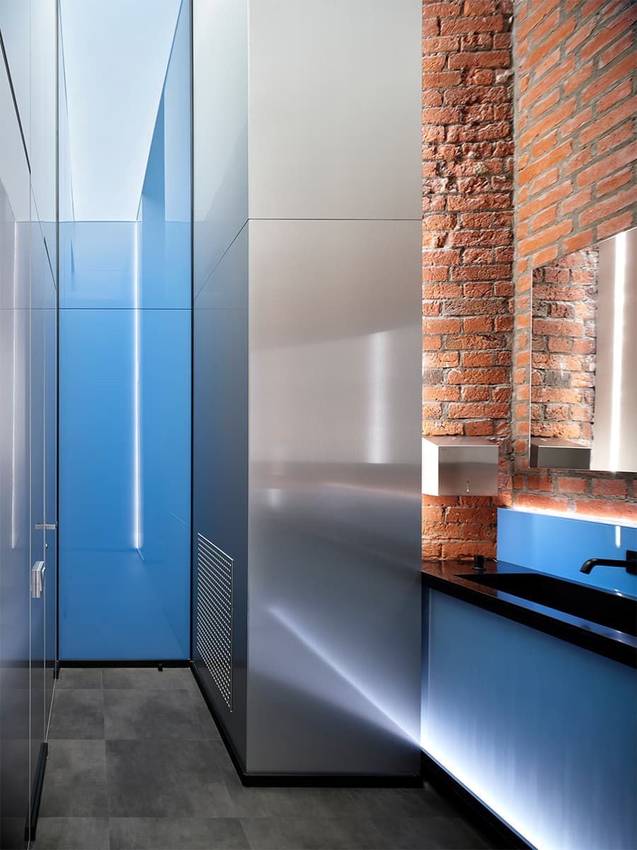 Строгая геометрия, стекло и алюминиевые детали в интерьере современного офиса — проект студии VOX Architects