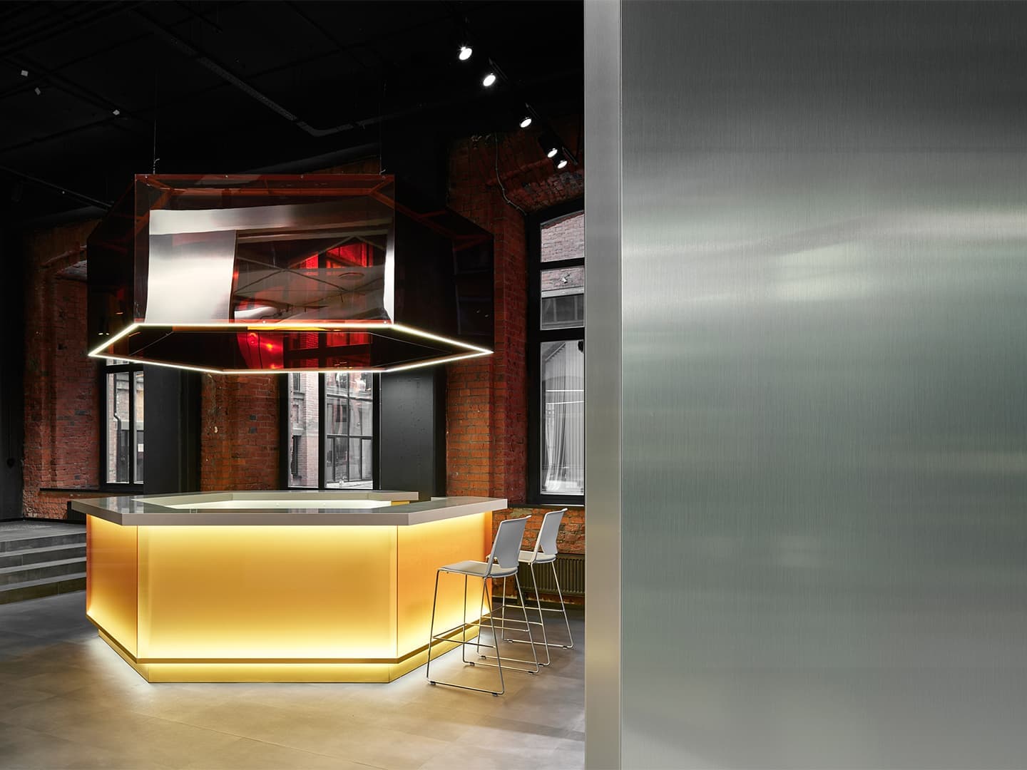 Строгая геометрия, стекло и алюминиевые детали в интерьере современного офиса — проект студии VOX Architects