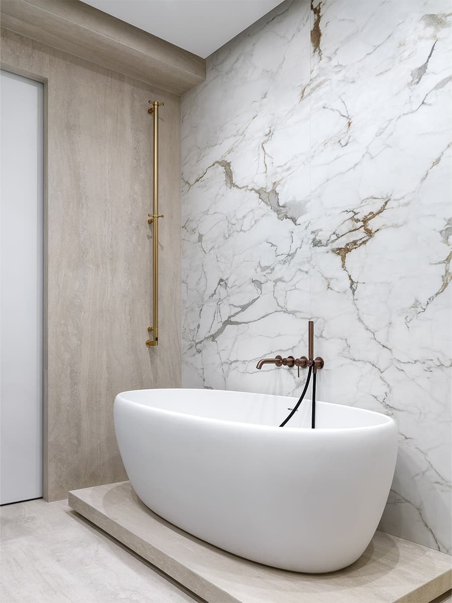 Премиальные материалы и умное зонирование в интерьере квартиры на 64-м этаже небоскреба — проект Анастасии Дэйви и Натальи Шибановой