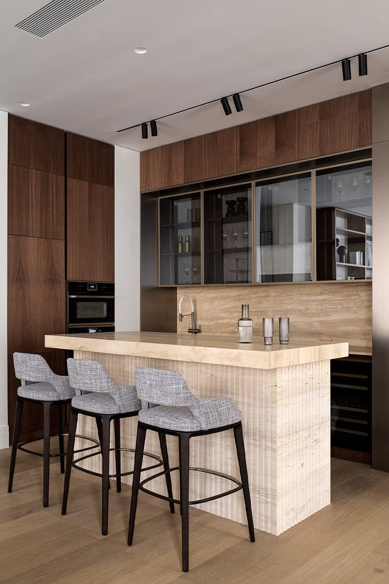 Премиальные материалы и умное зонирование в интерьере квартиры на 64-м этаже небоскреба — проект Анастасии Дэйви и Натальи Шибановой