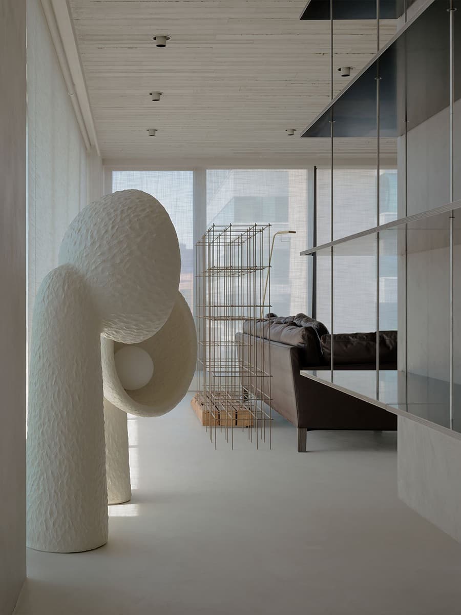 Оттенки Востока: бетон, обожженное дерево и современная мебель в лаконичном интерьере квартиры — проект студии Wei Yi International Design Associates