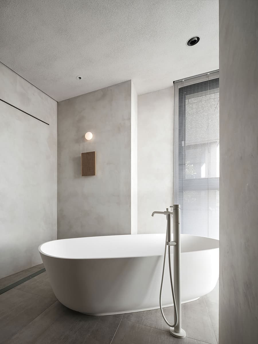 Оттенки Востока: бетон, обожженное дерево и современная мебель в лаконичном интерьере квартиры — проект студии Wei Yi International Design Associates