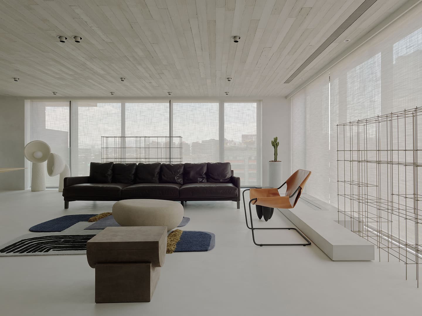 Оттенки Востока: бетон, обожженное дерево и современная мебель в лаконичном интерьере квартиры — проект студии Wei Yi International Design Associates