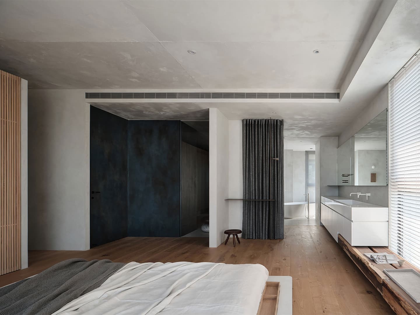 Оттенки Востока: бетон, обожженное дерево и современная мебель в лаконичном интерьере квартиры — проект студии Wei Yi International Design Associates