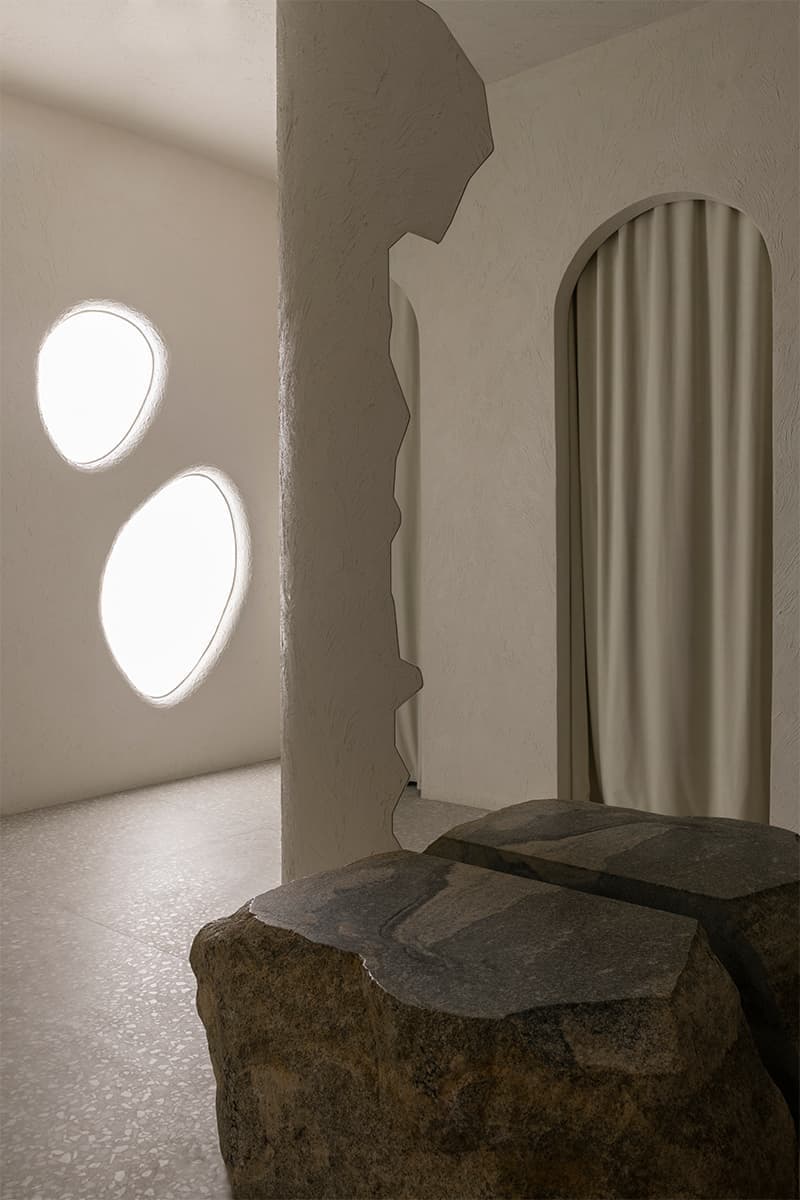 Скамьи-валуны и панно из искусственного камня в интерьере магазина на Патриарших прудах — проект бюро Gulyaev + Tsakharias