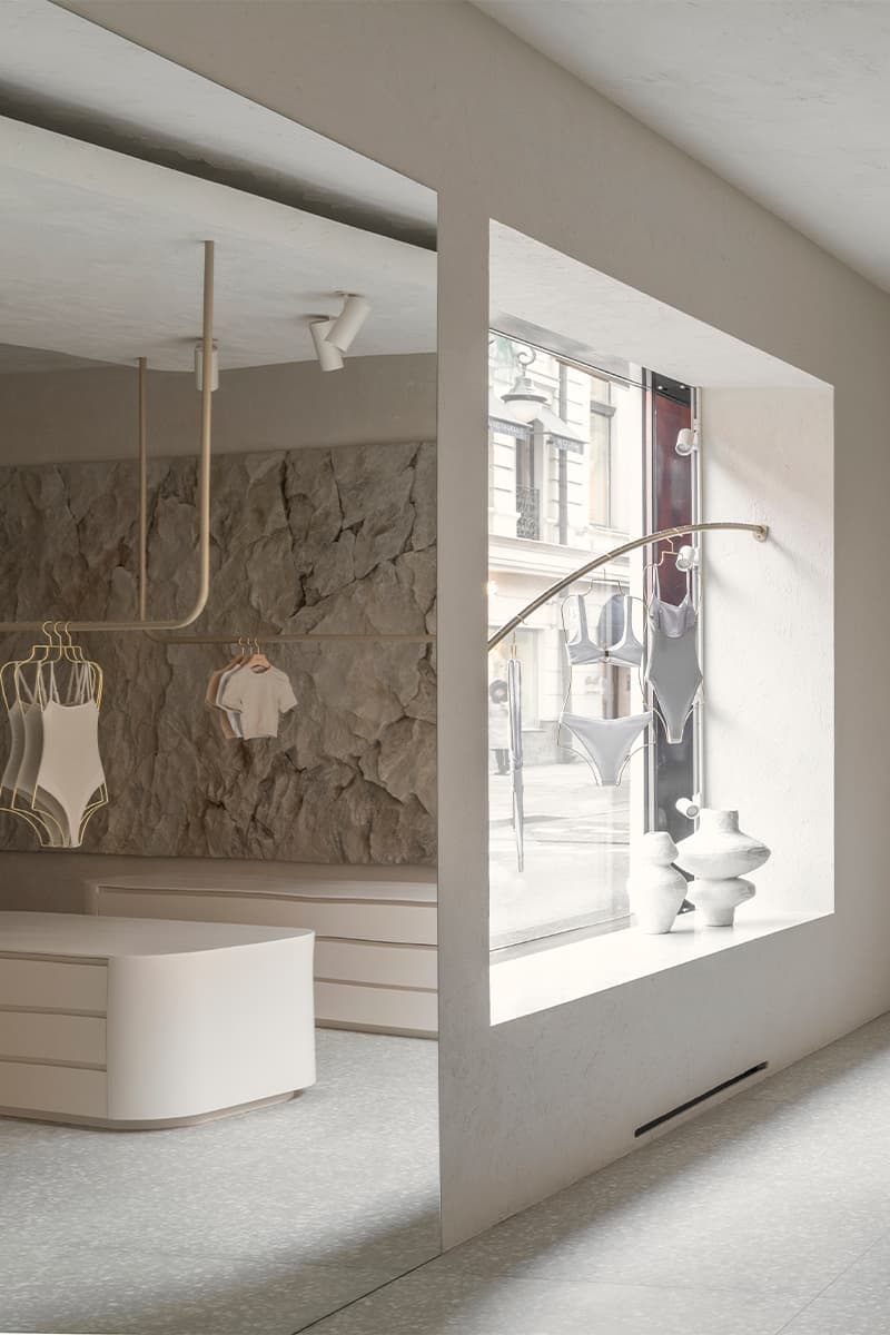 Скамьи-валуны и панно из искусственного камня в интерьере магазина на Патриарших прудах — проект бюро Gulyaev + Tsakharias