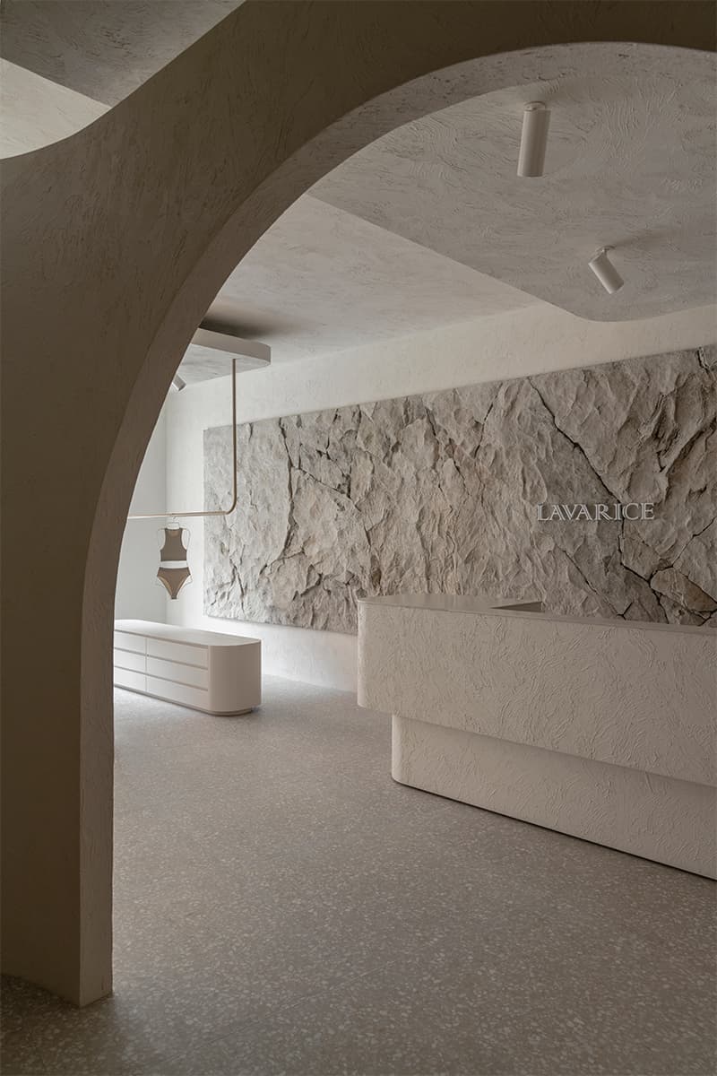 Скамьи-валуны и панно из искусственного камня в интерьере магазина на Патриарших прудах — проект бюро Gulyaev + Tsakharias