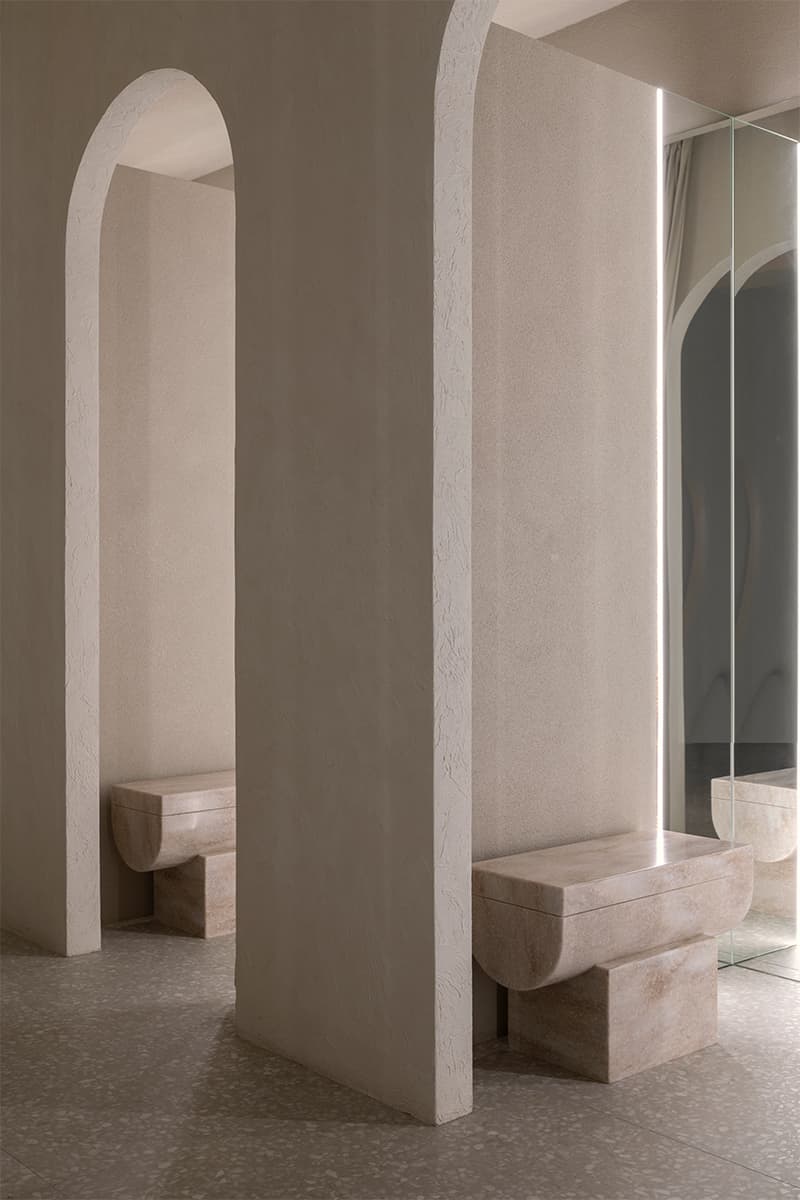 Скамьи-валуны и панно из искусственного камня в интерьере магазина на Патриарших прудах — проект бюро Gulyaev + Tsakharias