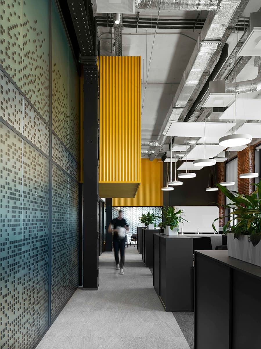 Отражение города в интерьере уютного офиса для IT-специалистов — проект IND architects