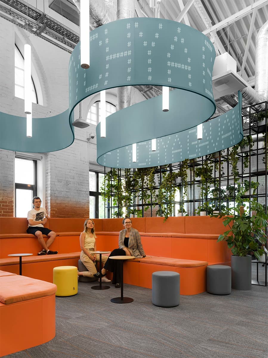 Отражение города в интерьере уютного офиса для IT-специалистов — проект IND architects