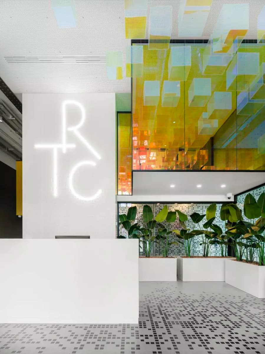 Отражение города в интерьере уютного офиса для IT-специалистов — проект IND architects