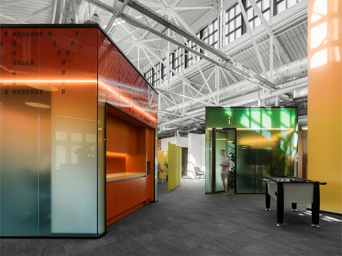 Отражение города в интерьере уютного офиса для IT-специалистов — проект IND architects