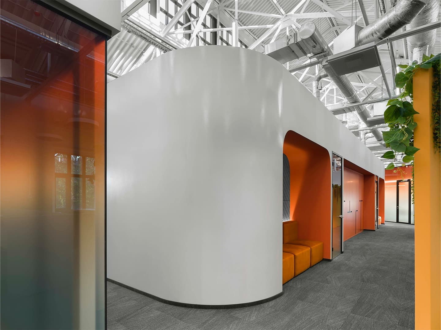 Отражение города в интерьере уютного офиса для IT-специалистов — проект IND architects