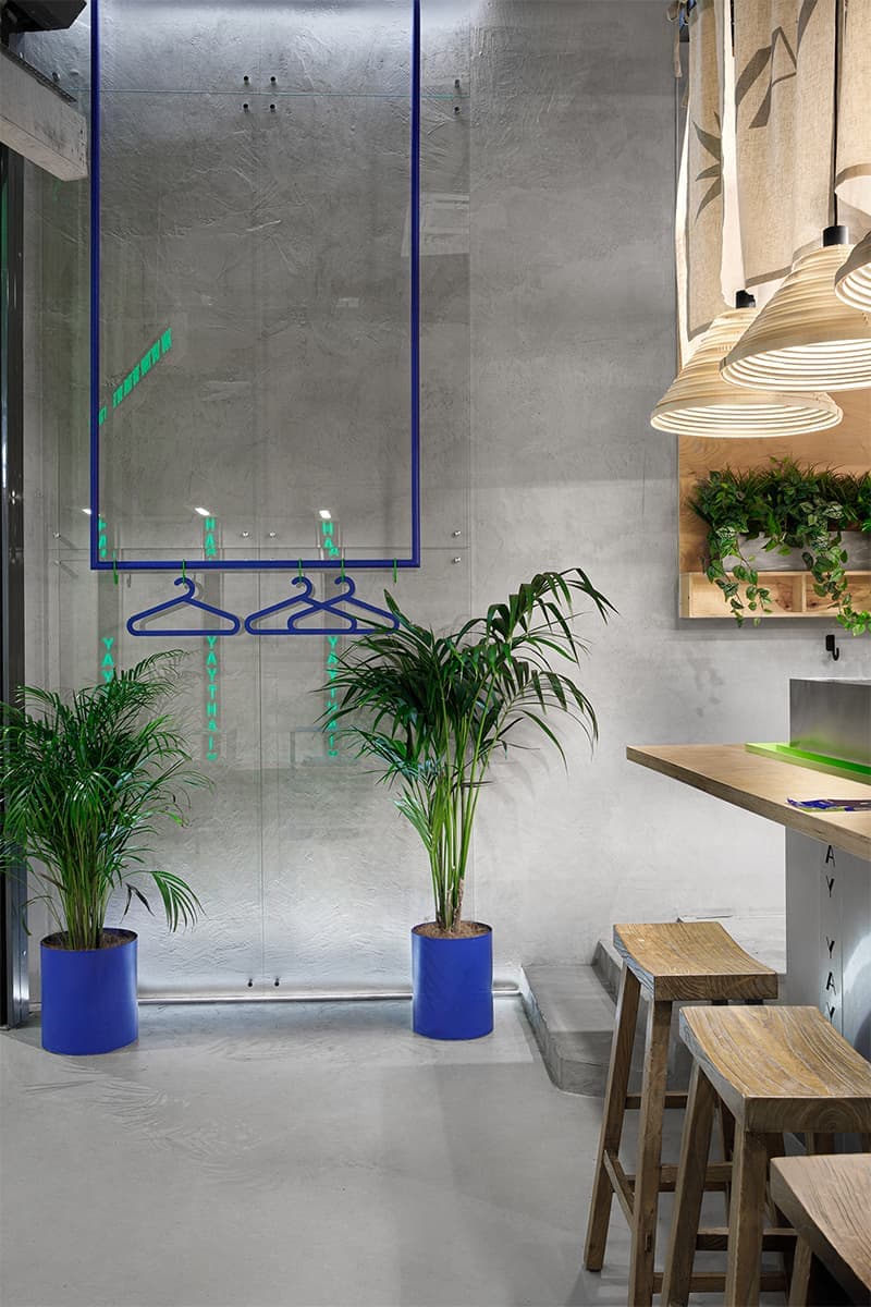 Яркий интерьер кафе тайской кухни с неоновыми деталями — проект студии Miyao