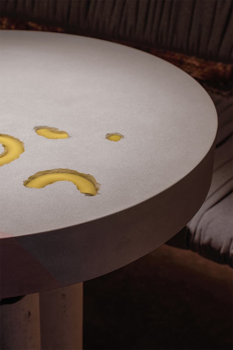 Желтые акценты в интерьере гастробара со старинной кирпичной кладкой — проект DA bureau