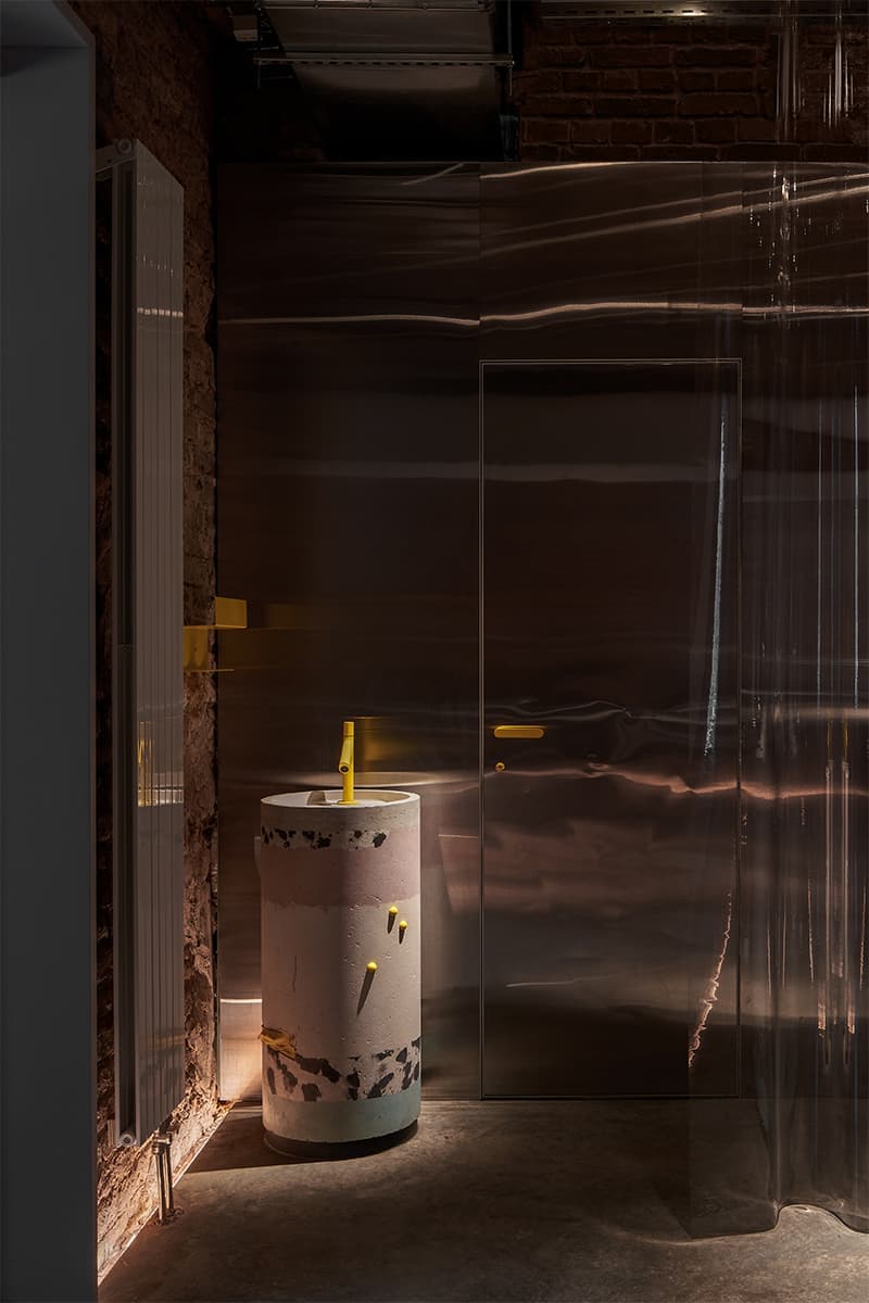 Желтые акценты в интерьере гастробара со старинной кирпичной кладкой — проект DA bureau