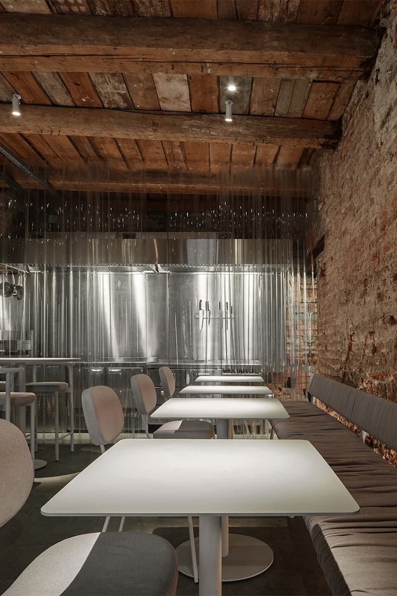 Желтые акценты в интерьере гастробара со старинной кирпичной кладкой — проект DA bureau