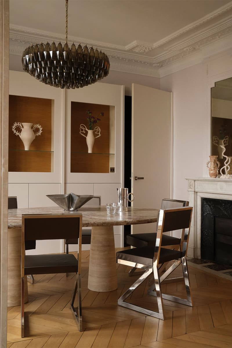 Интерьер парижской квартиры с акцентной кухней — проект студии Hauvette & Madani