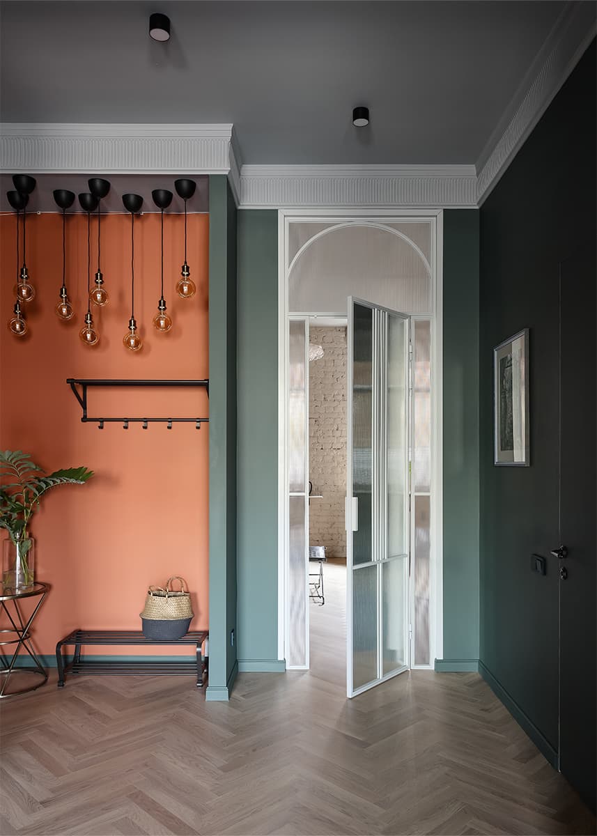 Старинная кирпичная кладка в интерьере петербургских апартаментов под сдачу — проект Аллы Сеничевой