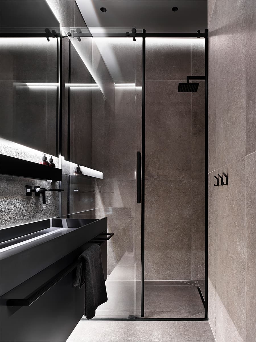 Интерьер семейной квартиры с динамичным оформлением кухни-гостиной — проект дизайн-студии Geometrium