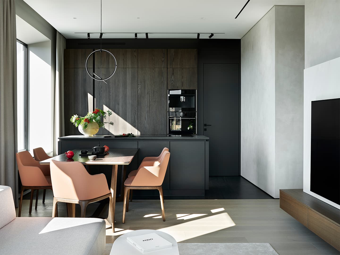 Интерьер семейной квартиры с динамичным оформлением кухни-гостиной — проект дизайн-студии Geometrium