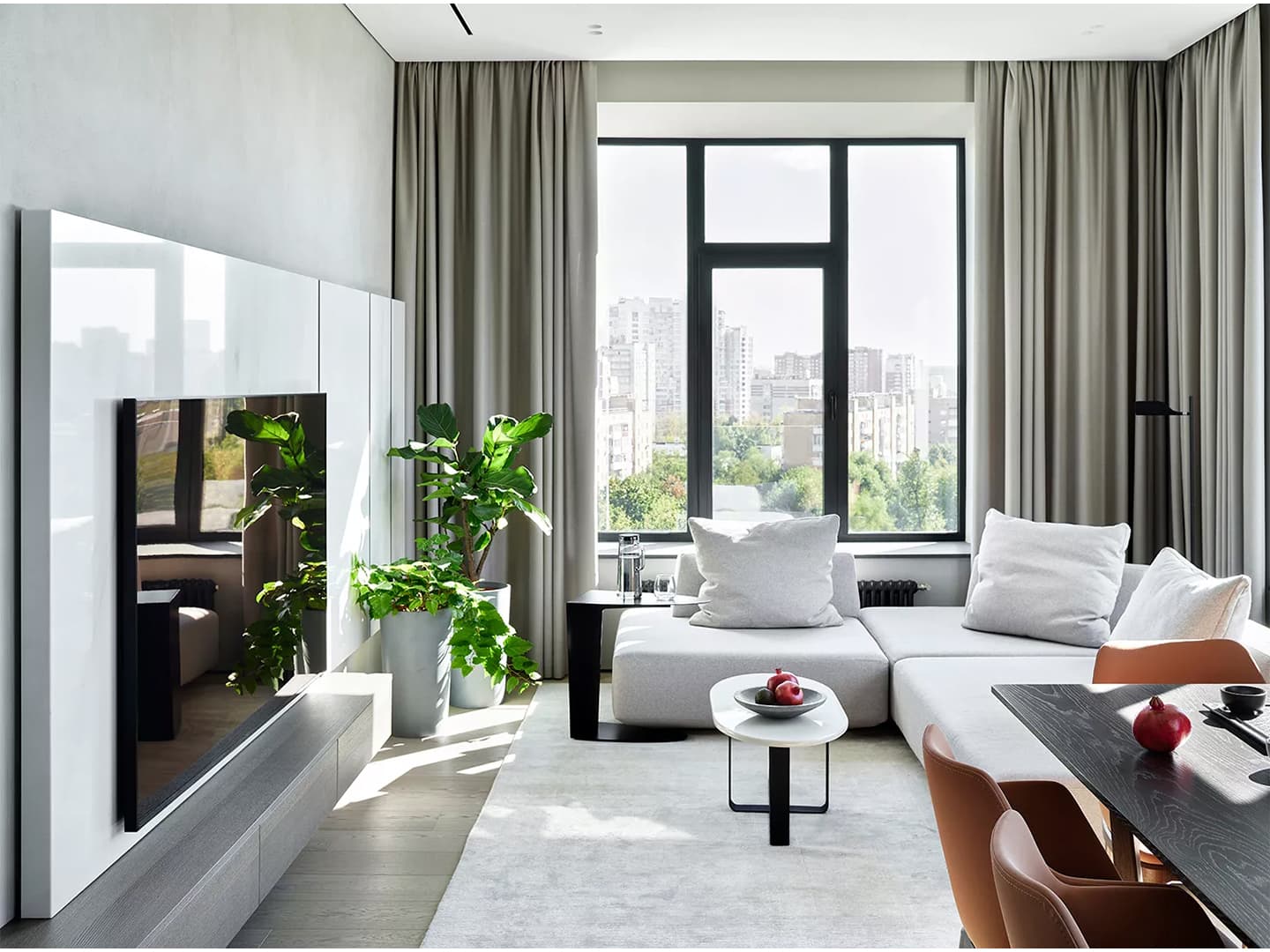 Интерьер семейной квартиры с динамичным оформлением кухни-гостиной — проект дизайн-студии Geometrium