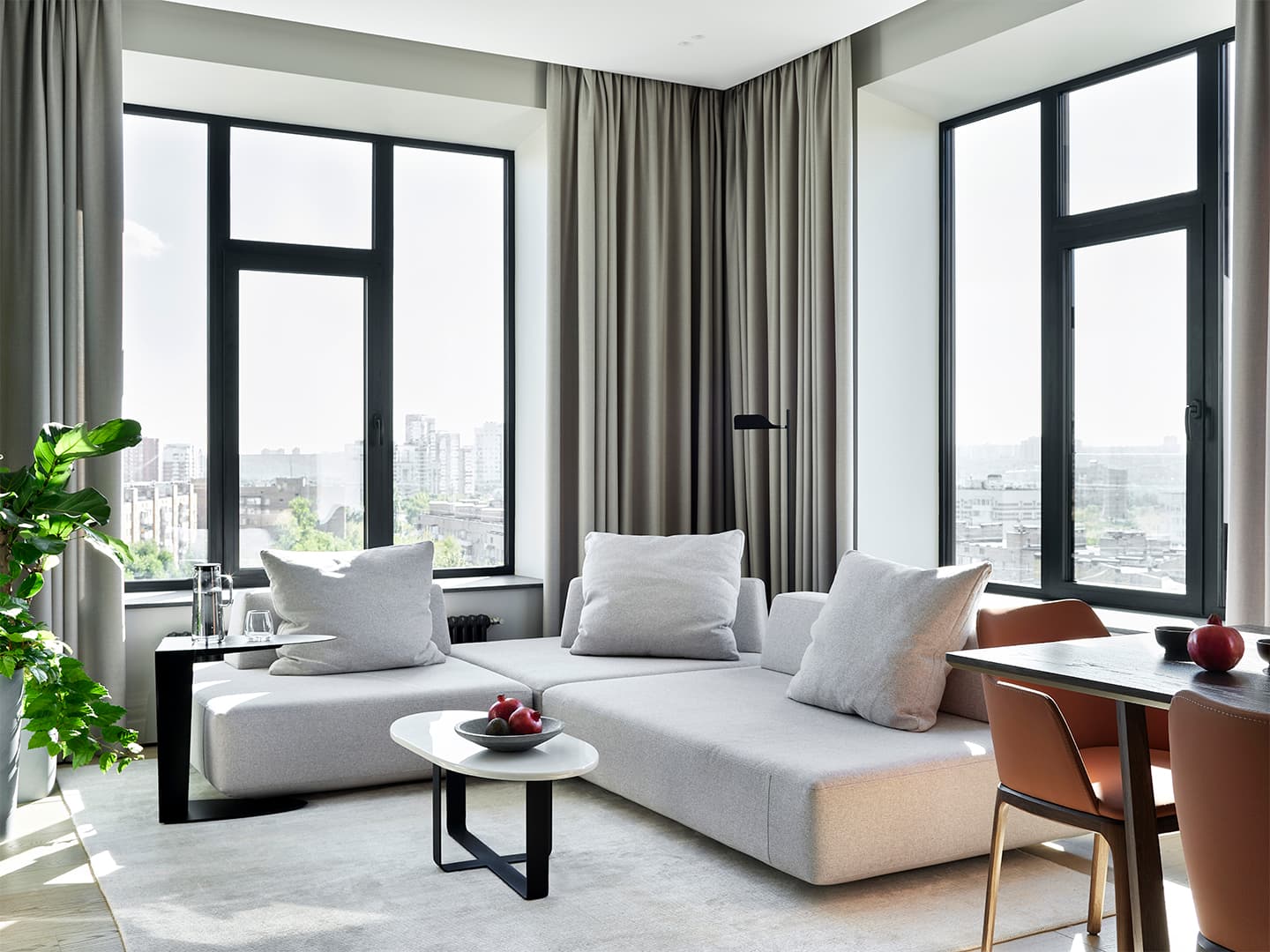 Интерьер семейной квартиры с динамичным оформлением кухни-гостиной — проект дизайн-студии Geometrium