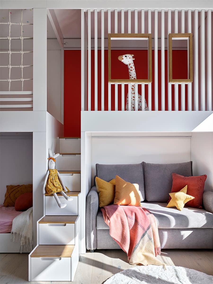 Интерьер семейной квартиры с динамичным оформлением кухни-гостиной — проект дизайн-студии Geometrium